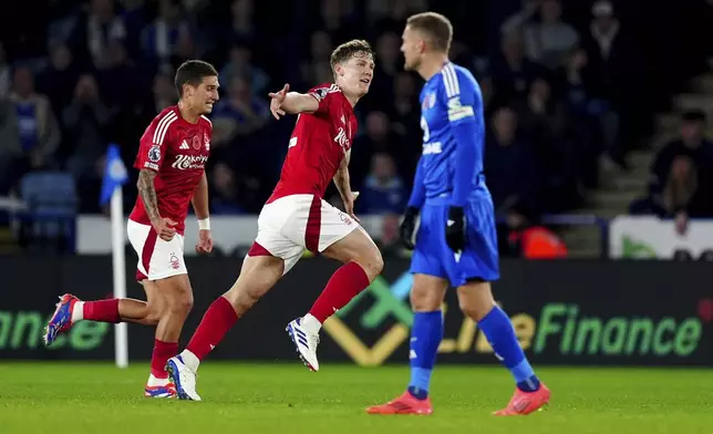 CORRECTS ID TO RYAN YATES - Nottingham Forest's Ryan Yates, centre, celebrates scoring his side's first goal of the game during the Premier League match at the King Power Stadium, in Leicester, England, Friday Oct. 25, 2024. (Mike Egerton/PA via AP)