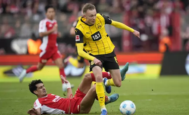 Dortmund's Maximilian Beier outruns Union's Diogo Leite during the Bundesliga soccer match between Union Berlin and Borussia Dortmund in Berlin, Germany, on Saturday, Oct. 5, 2024.(AP Photo/Ebrahim Noroozi)