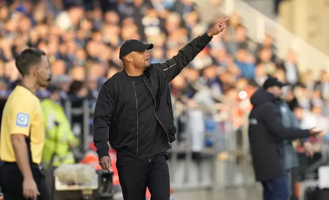 Bayern's head coach Vincent Kompany reacts during the German Bundesliga soccer match between VfL Bochum and Bayern Munich in Bochum, Germany, Sunday, Oct. 27, 2024. (AP Photo/Martin Meissner)