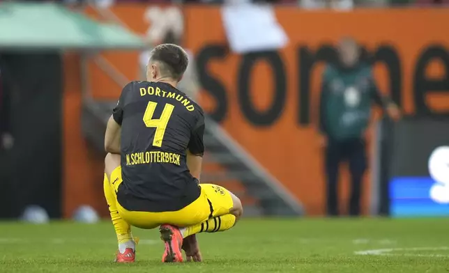 Dortmund's Nico Schlotterbeck reacts disappointed after the Bundesliga soccer match between FC Augsburg and Borussia Dortmund at WWK-Arena, Augsburg, Germany, Saturday, Oct. 26, 2024. (AP Photo/Matthias Schrader)