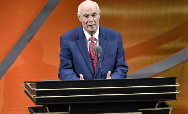 Bo Ryan speaks during his enshrinement in the Basketball Hall of Fame, Sunday Oct. 13, 2024, in Springfield, Mass. (AP Photo/Jessica Hill)