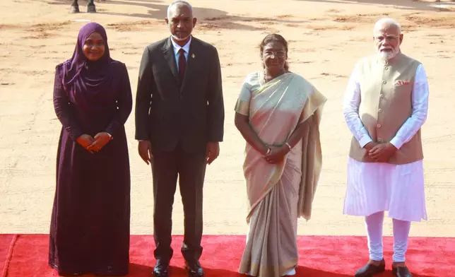 Maldives President Mohamed Muizzu , second from left, along with with First Lady of Maldives Sajidha Mohamed left, Indian Prime Minister Narendra Modi, right, and Indian President Droupadi Murmu, second from right stand during a ceremonial reception for Muizzu at the Indian presidential palace, in New Delhi, India, Monday, Oct. 7, 2024. (AP Photo)