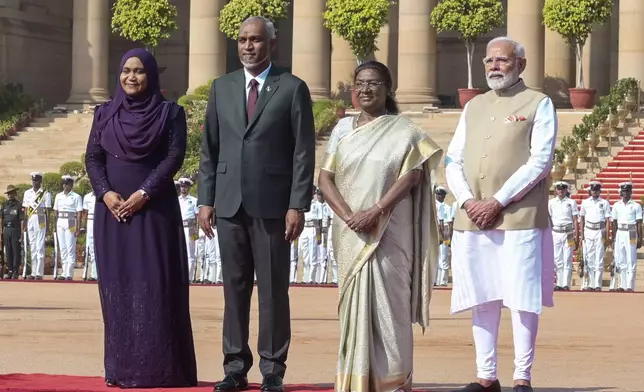 Maldives President Mohamed Muizzu , second from left, along with First Lady of Maldives Sajidha Mohamed left, Indian Prime Minister Narendra Modi, right, and Indian President Droupadi Murmu, second from right stand during a ceremonial reception for Muizzu at the Indian presidential palace, in New Delhi, India, Monday, Oct. 7, 2024. (AP Photo)