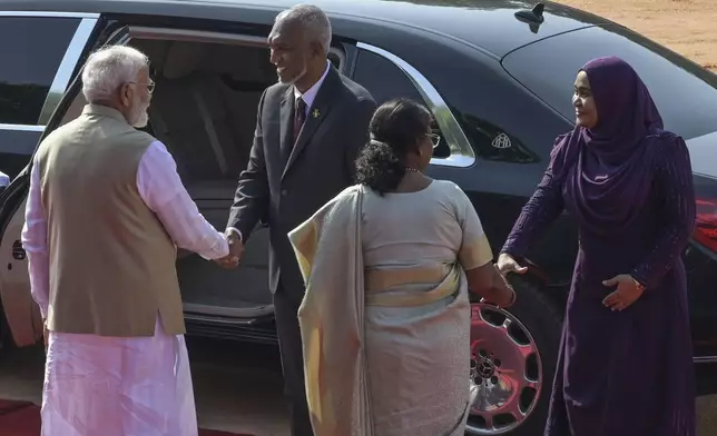 Indian Prime Minister Narendra Modi, left, shakes hand with Maldives President Mohamed Muizzu, second from left, as Indian President Droupadi Murmu, second from right, shakes hand with First Lady of Maldives Sajidha Mohamed during a ceremonial reception for Muizzu at the Indian presidential palace, in New Delhi, India, Monday, Oct. 7, 2024. (AP Photo)