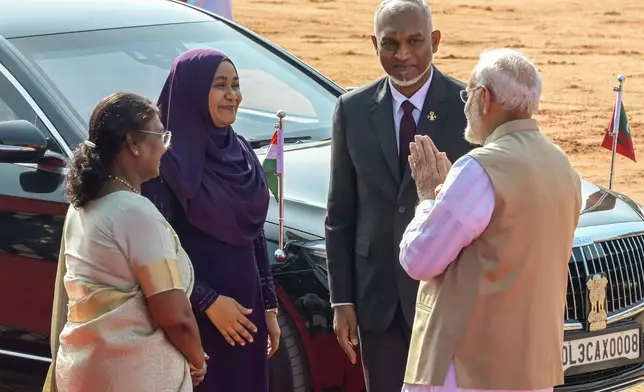 Indian Prime Minister Narendra Modi, right, along with Indian President Droupadi Murmu, left, greets Maldives President Mohamed Muizzu, second from right, and First Lady of Maldives Sajidha Mohamed during a ceremonial reception for Muizzu at the Indian presidential palace, in New Delhi, India, Monday, Oct. 7, 2024.(AP Photo)