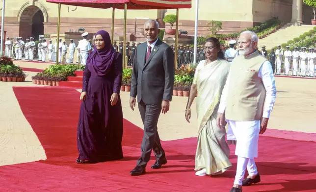 Maldives President Mohamed Muizzu, second from left, along with with First Lady of Maldives Sajidha Mohamed left, Indian Prime Minister Narendra Modi, right, and Indian President Droupadi Murmu, second from right stand walk during a ceremonial reception for Muizzu at the Indian presidential palace, in New Delhi, India, Monday, Oct. 7, 2024. (AP Photo)