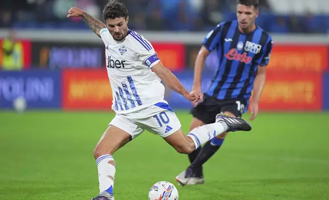 Como's Patrick Cutrone plays the ball following the Serie A soccer match between Atalanta and Como at the Gewiss Stadium in Bergamo, Italy, Tuesday, Sept. 24 , 2024. (Spada/LaPresse via AP)