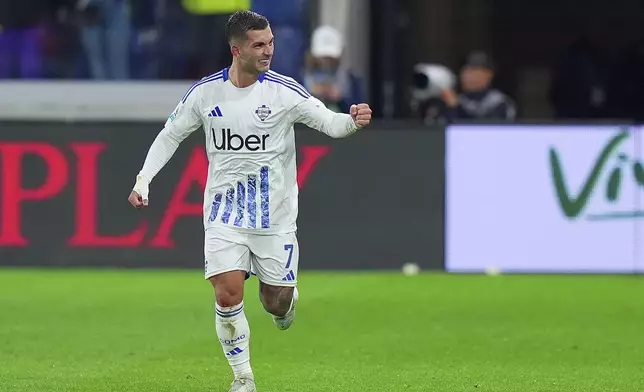 Como's Gabriel Strefezza celebrates after scoring during the Serie A soccer match between Atalanta and Como at the Gewiss Stadium in Bergamo, Italy, Tuesday, Sept. 24 , 2024. (Spada/LaPresse via AP)