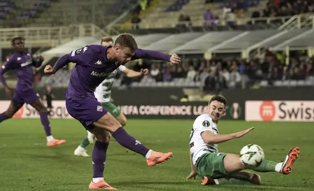 Fiorentina's Lucas Beltran, centre, fights for the ball with The New Saints's Daniel Davies during the Conference League soccer match between Fiorentina and The New Saints at Artemio Franchi Stadium in Florence, Italy, Thurday, Oct. 3, 2024. (Massimo Paolone/LaPresse via AP)