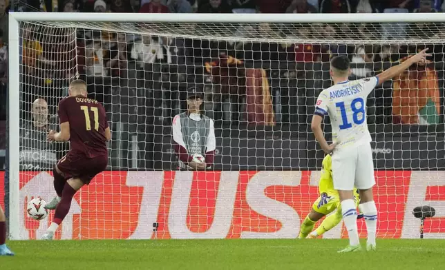 Roma's Artem Dovbyk scores a penalty his side's first goal during the Europa League opening phase soccer match between Roma and Dinamo Kyiv at the Olympic Stadium, in Rome, Thursday, Oct. 24, 2024. (AP Photo/Gregorio Borgia)