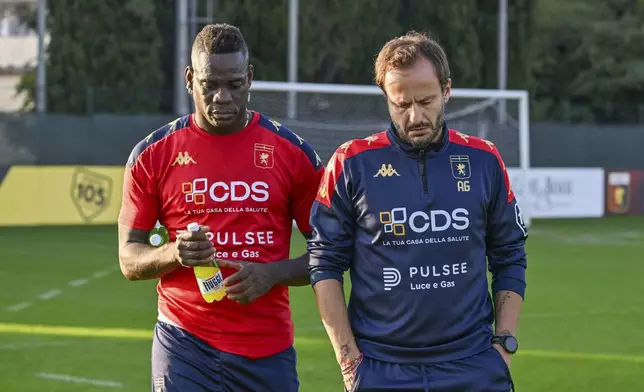 Mario Balotelli, left, and Genoa's head coach Alberto Gilardino attend a training session in Genoa, Italy, Monday, Oct. 28, 2024. (Tano Pecoraro/LaPresse via AP)