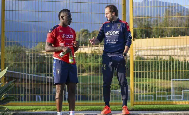 Mario Balotelli, left, listens to Genoa's head coach Alberto Gilardino during a training session in Genoa, Italy, Monday, Oct. 28, 2024. (Tano Pecoraro/LaPresse via AP)