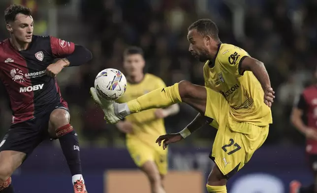 Parma's Hernani Jr, right, fights for the ball with Cagliari's Nadir Zortea during the Serie A soccer match between Parma and Cagliari in Parma, Italy, Monday, Sept. 30, 2024 (Massimo Paolone/LaPresse via AP)