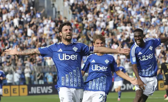 Como's Patrick Cutrone celebrates scoring during a Serie A soccer match between Como and Verona at the Giuseppe Sinigaglia stadium in Como, northern Italy, Sunday, Sept. 29, 2024.(Antonio Saia/LaPresse via AP)