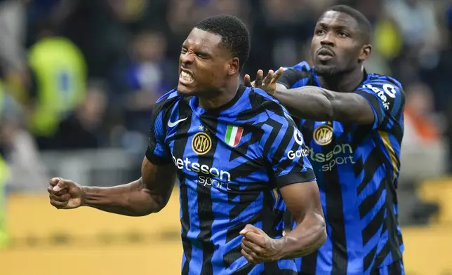 Inter Milan's Denzel Dumfries, left, celebrates after scoring his side's fourth goal during a Serie A soccer match between Inter Milan and Juventus at the San Siro stadium in Milan, Italy, Sunday, Oct. 27, 2024. (AP Photo/Luca Bruno)