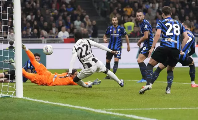 Juventus' Timothy Weah, center, scores his side's second goal during a Serie A soccer match between Inter Milan and Juventus at the San Siro stadium in Milan, Italy, Sunday, Oct. 27, 2024. (AP Photo/Luca Bruno)