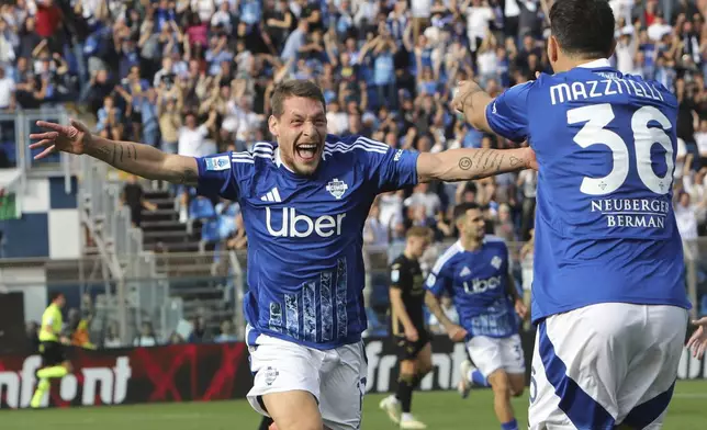 Como's Andrea Belotti celebrates scoring during a Serie A soccer match between Como and Verona at the Giuseppe Sinigaglia stadium in Como, northern Italy, Sunday, Sept. 29, 2024.(Antonio Saia/LaPresse via AP)