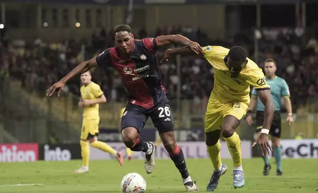 Parma's Ange Yoan Bonny, right, fights for the ball with Cagliari's Terry Mina during the Serie A soccer match between Parma and Cagliari in Parma, Italy, Monday, Sept. 30, 2024 (Massimo Paolone/LaPresse via AP)