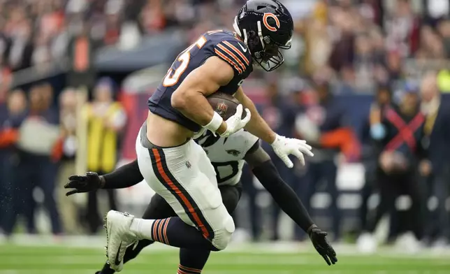 Chicago Bears tight end Cole Kmet (85) breaks through to score the first touch down in the first quarter of an NFL football game at the Tottenham Hotspur stadium between the Jacksonville Jaguars and Chicago Bears in London, Sunday, Oct. 13, 2024. (AP Photo/Alastair Grant)