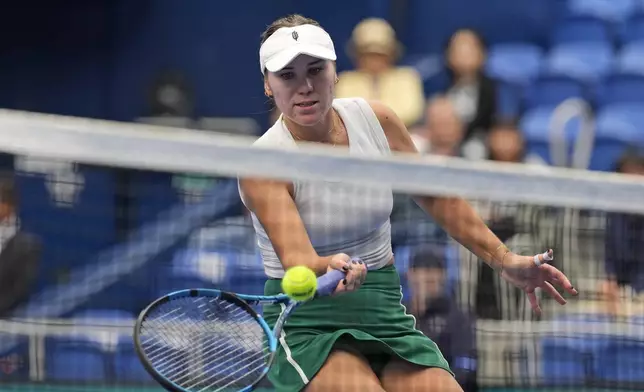 Sofia Kenin of the United States plays against Britain's Katie Boulter during the semifinal match of the Pan Pacific Open women's tennis tournament at Ariake Coliseum, in Tokyo, Saturday, Oct. 26, 2024. (AP Photo/Eugene Hoshiko)