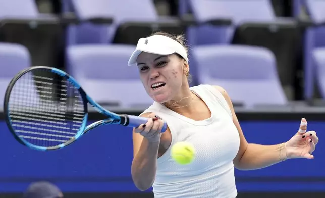 Sofia Kenin of the United States plays against Britain's Katie Boulter during the semifinal match of the Pan Pacific Open women's tennis tournament at Ariake Coliseum, in Tokyo, Saturday, Oct. 26, 2024. (AP Photo/Eugene Hoshiko)