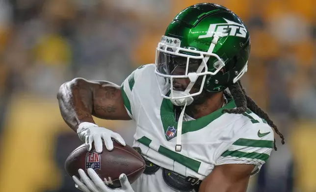 New York Jets wide receiver Davante Adams (17) warms up before an NFL football game against the Pittsburgh Steelers in Pittsburgh, Sunday, Oct. 20, 2024. (AP Photo/Gene J. Puskar)