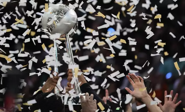 The New York Liberty hold up the championship trophy after defeating the Minnesota Lynx in Game 5 of the WNBA basketball final series, Sunday, Oct. 20, 2024, in New York. (AP Photo/Pamela Smith)