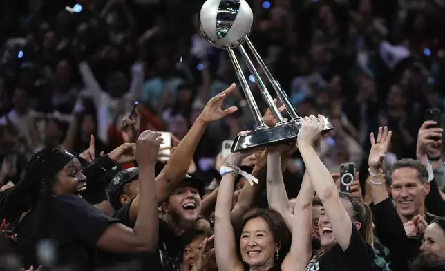 The New York Liberty hold up the championship trophy after defeating the Minnesota Lynx in Game 5 of the WNBA basketball final series, Sunday, Oct. 20, 2024, in New York. (AP Photo/Pamela Smith)