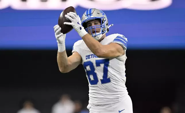 Detroit Lions tight end Sam LaPorta (87) catches a pass for a touchdown in the first half of an NFL football game against the Dallas Cowboys in Arlington, Texas, Sunday, Oct. 13, 2024. (AP Photo/Jerome Miron)