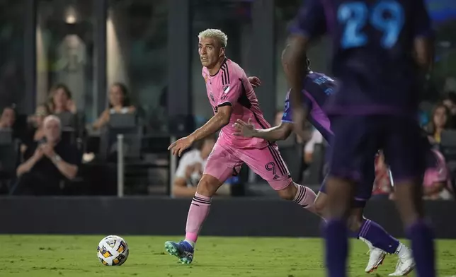 Inter Miami forward Luis Suarez (9) looks for an opening during the second half of an MLS soccer match against Charlotte FC, Saturday, Sept. 28, 2024, in Fort Lauderdale, Fla. (AP Photo/Rebecca Blackwell)