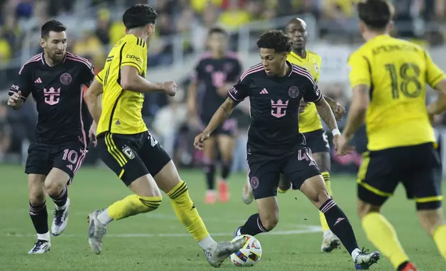 Inter Miami's David Ruiz, center, controls the ball as Columbus Crew's Maximilian Arfsten, left, defends during the second half of an MLS soccer match, Wednesday, Oct. 2, 2024, in Columbus, Ohio. (AP Photo/Jay LaPrete)