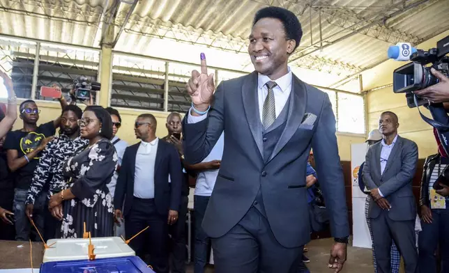 Independent candidate Venancio Mondlane holds up his finger after casting his vote in general elections in Maputo, Mozambique, Wednesday, Oct. 9, 2024. (AP Photo/Carlos Equeio)