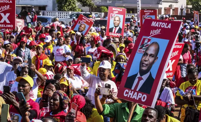 Supporters take part in a ruling party rally to support presidential candidate Daniel Chapo ahead of elections, in Maputo, Mozambique, Sunday, Oct. 6, 2024. (AP Photo/Carlos Uqueio)