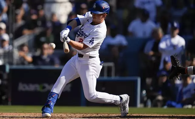 Los Angeles Dodgers' Tommy Edman drives in two runs with a single against the New York Mets during the sixth inning in Game 2 of a baseball NL Championship Series, Monday, Oct. 14, 2024, in Los Angeles. (AP Photo/Gregory Bull)