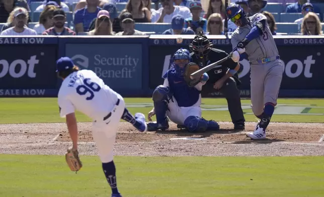 New York Mets' Mark Vientos, right, hits a grand slam home run as Los Angeles Dodgers relief pitcher Landon Knack, left, watches along with catcher Will Smith during second inning in Game 2 of a baseball NL Championship Series, Monday, Oct. 14, 2024, in Los Angeles. (AP Photo/Mark J. Terrill)