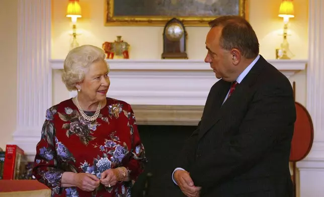 FILE - Queen Elizabeth II meets Scottish First Minister, Alex Salmond at Holyroodhouse on May 24, 2007. (David Cheskin/PA via AP)