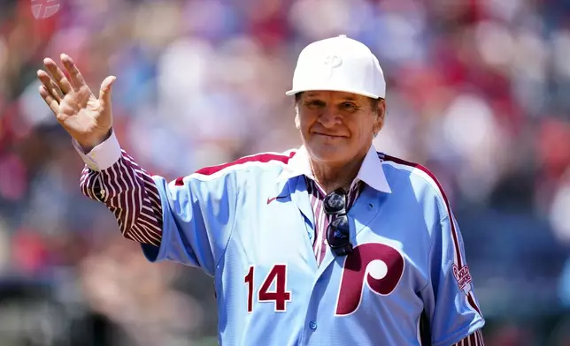 FILE - Former Philadelphia Phillies player Pete Rose tips his hat to fans during an alumni day, Aug. 7, 2022, in Philadelphia. (AP Photo/Matt Rourke, File)