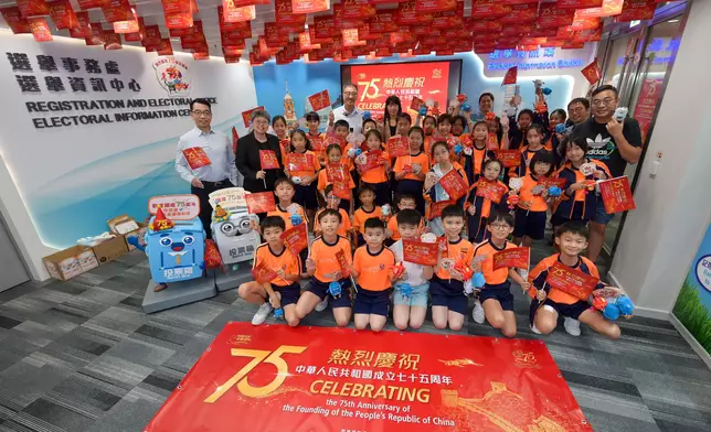 EAC Chairman hosts guided tour of Electoral Information Centre Open Days to celebrate National Day  Source: HKSAR Government Press Releases