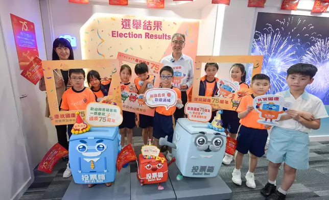 EAC Chairman hosts guided tour of Electoral Information Centre Open Days to celebrate National Day  Source: HKSAR Government Press Releases