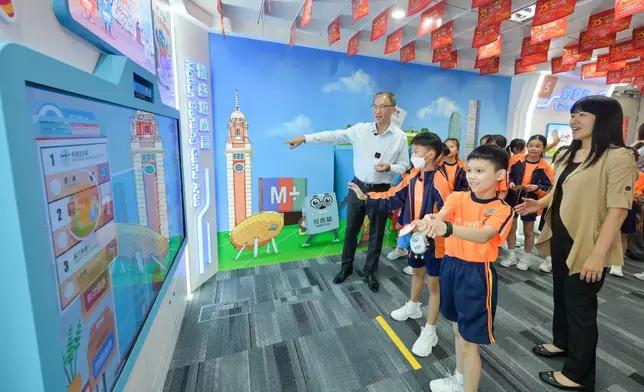 EAC Chairman hosts guided tour of Electoral Information Centre Open Days to celebrate National Day  Source: HKSAR Government Press Releases