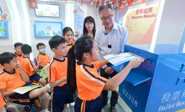 EAC Chairman hosts guided tour of Electoral Information Centre Open Days to celebrate National Day  Source: HKSAR Government Press Releases