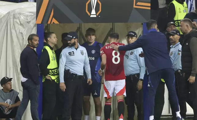 Manchester United's Bruno Fernandes leaves the pitch after being shown a second yellow card during a Europa League opening phase soccer match between FC Porto and Manchester United at the Dragao stadium in Porto, Portugal, Thursday, Oct. 3, 2024. (AP Photo/Luis Vieira)