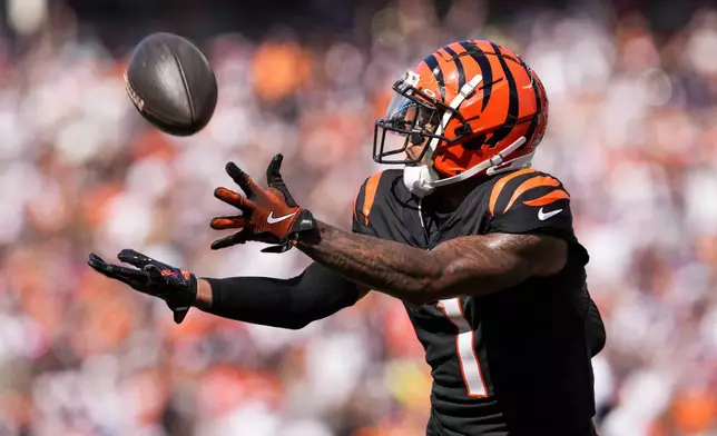 Cincinnati Bengals wide receiver Ja'Marr Chase catches a touchdown pass from quarterback Joe Burrow during the first half of an NFL football game against the Baltimore Ravens, Sunday, Oct. 6, 2024, in Cincinnati. (AP Photo/Jeff Dean)