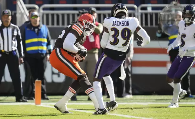 Cleveland Browns tight end David Njoku (85) goes in for a touchdown after a catch over Baltimore Ravens safety Eddie Jackson (39) during the second half of an NFL football game in Cleveland, Sunday, Oct. 27, 2024. (AP Photo/Sue Ogrocki)