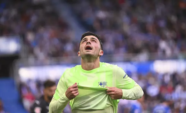 Barcelona's Pedri reacts after missing a chance to score a goal against Alaves during a Spanish La Liga soccer match at the Mendizorroza stadium in Vitoria-Gasteiz, Spain, Sunday, Oct. 6, 2024. (AP Photo/Miguel Oses)