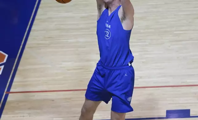 Olivier Rioux, a 7-foot-9 NCAA college basketball player at Florida, dunks the ball as he practices with the team, Friday, Oct. 18, 2024, in Gainesville, Fla. (AP Photo/John Raoux)