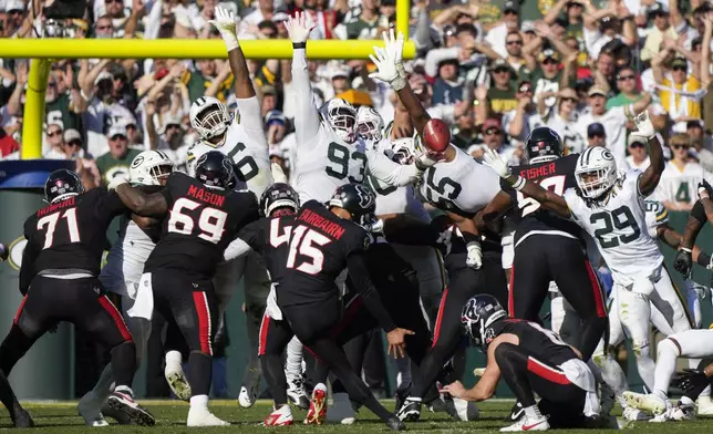 Houston Texans place kicker Ka'imi Fairbairn (15) makes a field goal during the second half of an NFL football game against the Green Bay Packers, Sunday, Oct. 20, 2024, in Green Bay, Wis. The Packers won 24-22. (AP Photo/Morry Gash)