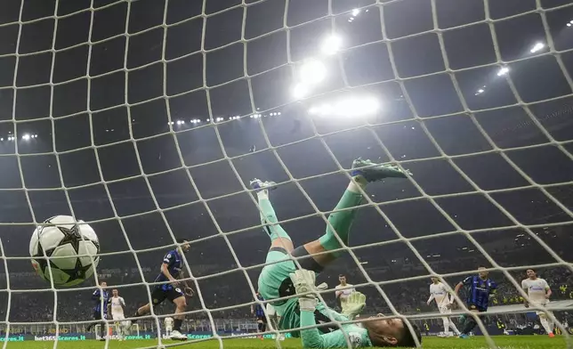 Inter Milan's Mehdi Taremi, left, celebrates after scoring his side's fourth goal from penalty spot during the Champions League opening phase soccer match between Inter Milan and Red Star, at the San Siro stadium in Milan, Italy, Tuesday, Oct. 1, 2024. (AP Photo/Luca Bruno)