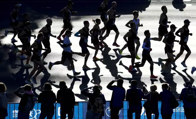 Runners start the Berlin Marathon in Berlin, Germany, Sunday, Sept. 29, 2024. (AP Photo/Ebrahim Noroozi)