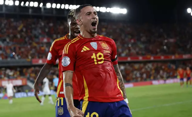 Spain's Yeremy Pino celebrates with Niko Williams the opening goal during a Nations League soccer match between Spain and Switzerland, at the Heliodoro Rodríguez López stadium in Tenerife, Spain, Monday, Nov. 18, 2024. (AP Photo/Angel Fernandez)